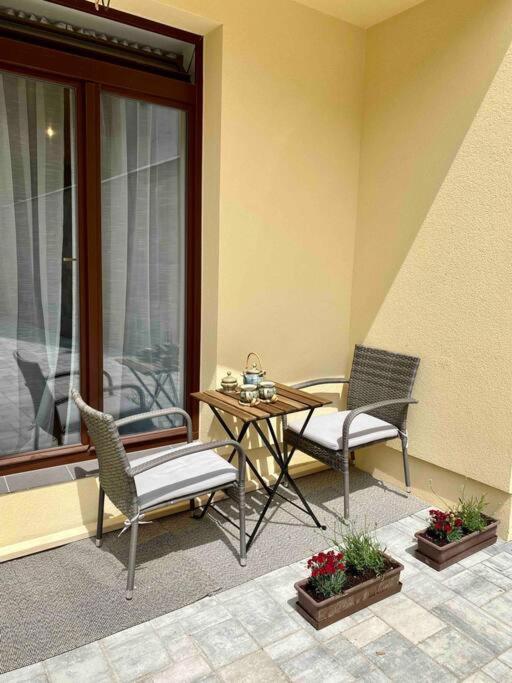 Studio V Prizemi S Kuchyni A Koupelnou Prague Exterior photo